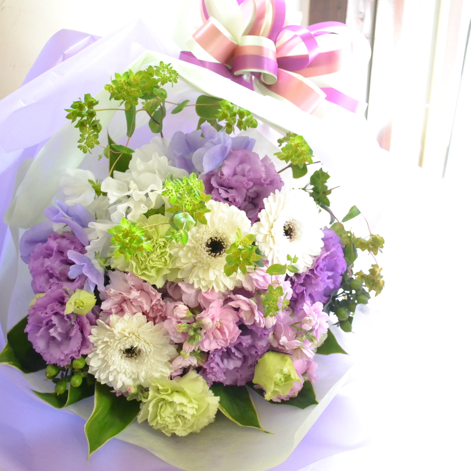 白ガーベラと紫トルコのお花束６千円