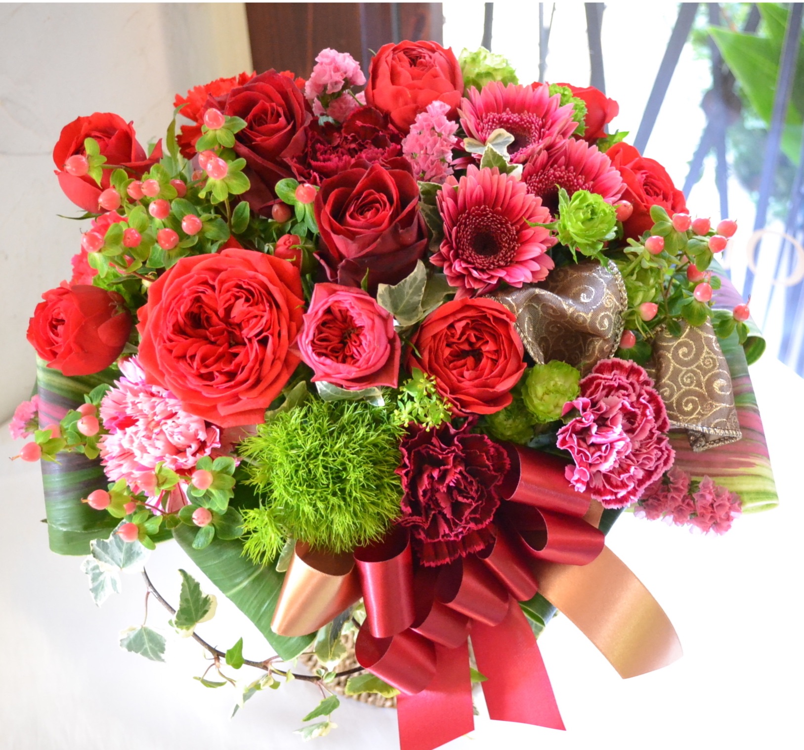 赤バラを入れた還暦御祝のお花束１万円